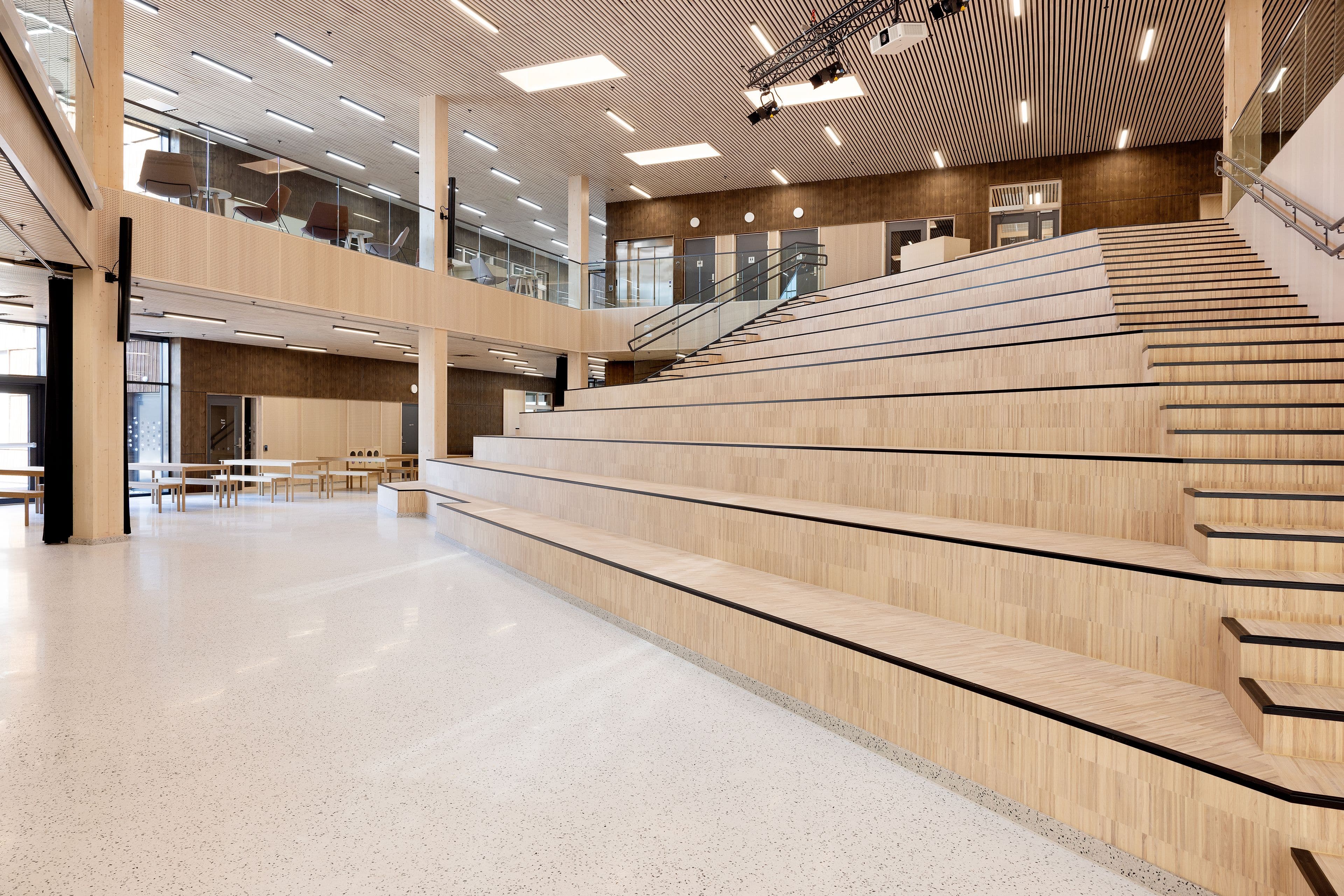 Image from the shared central hub in the middle of Hov Secondary School in Hønefoss.